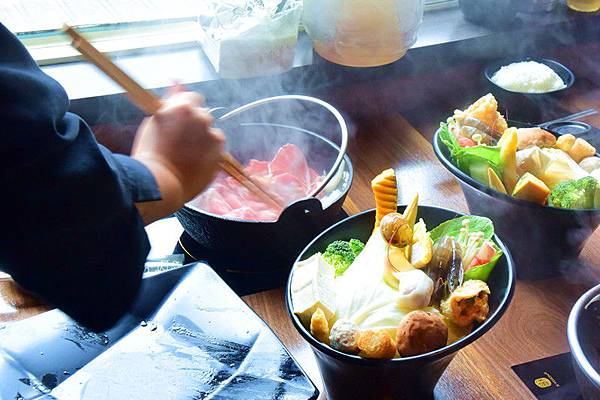 基隆,竹間精緻鍋物,石頭火鍋,霜降牛肉,中元祭,明治冰淇淋,宵夜,基隆美食,深夜食堂