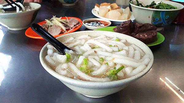 基隆,米苔目,豬頭骨湯,庶民美食,小菜,長庚商圈,在地小幸福,基隆美食,練家米苔目,基隆長庚商圈,銅板美