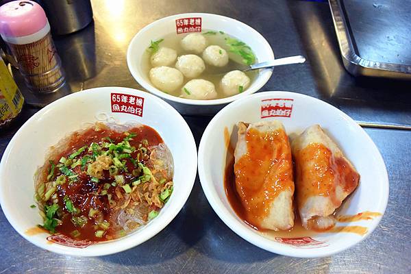 魚丸伯仔,豆干包,冬粉,魚丸湯,基隆美食,淡水阿給,連珍,基隆,傳統小吃,美食,老店,魚丸伯仔豆干包