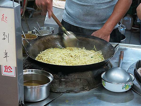 食話食說266：基隆美食！成功市場黑白炒咖哩麵，超過60年的