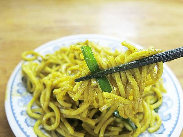 食話食說266：基隆美食！成功市場黑白炒咖哩麵，超過60年的