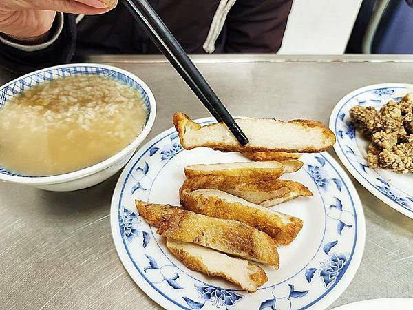 食話食說290：基隆美食！天天來鹹粥一碗只要10元，炸物全上