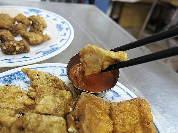 食話食說290：基隆美食！天天來鹹粥一碗只要10元，炸物全上