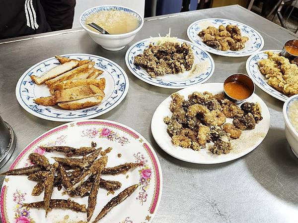 食話食說290：基隆美食！天天來鹹粥一碗只要10元，炸物全上