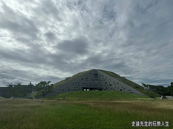 【台東景點】台東大學圖書館~走進知識的金字塔，墜入夢幻的鏡心