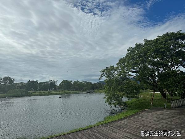 【台東景點】台東大學圖書館~走進知識的金字塔，墜入夢幻的鏡心