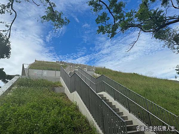 【台東景點】台東大學圖書館~走進知識的金字塔，墜入夢幻的鏡心