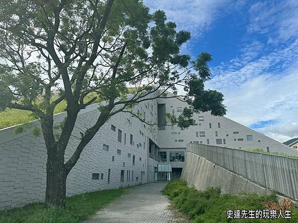 【台東景點】台東大學圖書館~走進知識的金字塔，墜入夢幻的鏡心