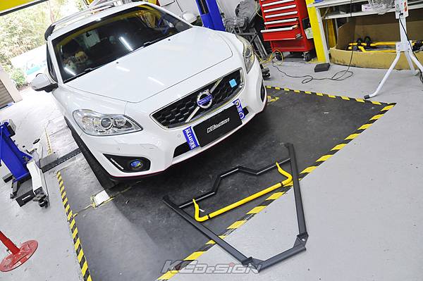 Volvo C30 D4 安裝 KCDesign 前下4點式結構桿、25mm後防傾桿_018.jpg