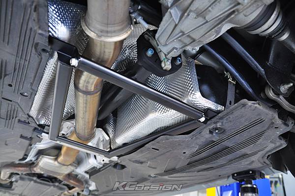 M-Benz C43 測試 KCDesign 引擎拉桿、前下4點、後下4點式結構桿(2板和3板)、後下二點式結構桿、後上拉桿_042.jpg M-Benz C43 測試 KCDesign 引擎拉桿、前下4點、後下4點式結構桿(2板和3板)、後下二點式結構桿、後上拉桿_042.jpg