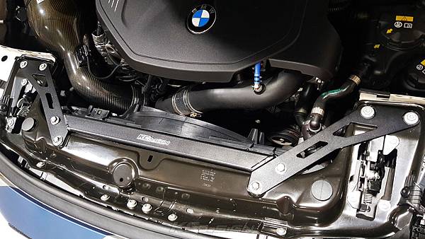 BMW F20 Lci M140i 安裝 KCDesign碳纖維引擎室拉桿、水箱支架補強桿_023.jpg