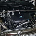 BMW F20 Lci M140i 安裝 KCDesign碳纖維引擎室拉桿、水箱支架補強桿_018.jpg