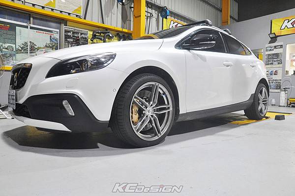 Volvo V40CC 安裝 KCDesign SB4 金色+356mm、後350mm打孔浮動碟_012.jpg