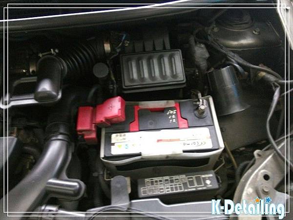 73256 NISSAN日產2008年Grand Livina原車上電瓶使用韓國製CARMAX 55B24L電瓶使用約兩年多損壞無法啟動汽車.jpg
