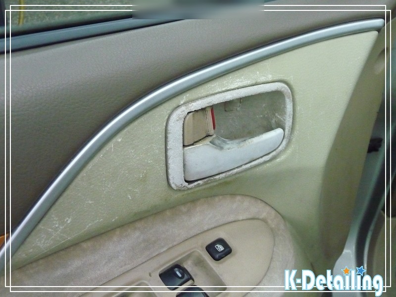 車內門板塑料已經產生粉狀物質~嚴重氧化.JPG