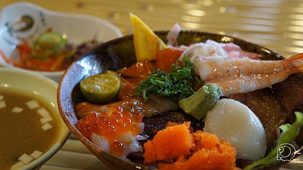 招牌生魚片丼飯