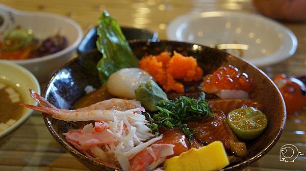 招牌生魚片丼飯