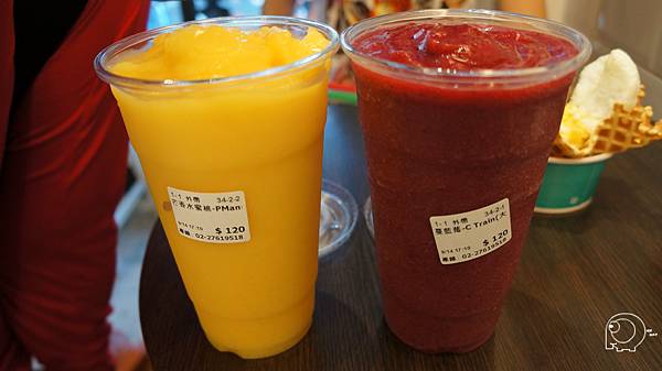 蔓越草莓及芒香水蜜桃果昔