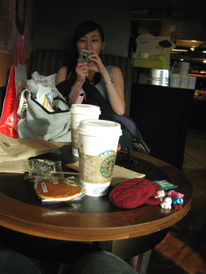 June 07~Starbucks 曬太陽。