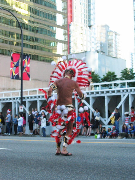 Canada Day Parade~這位只穿小短褲熱舞的.... Canada Day Parade~這位只穿小短褲熱舞的....
