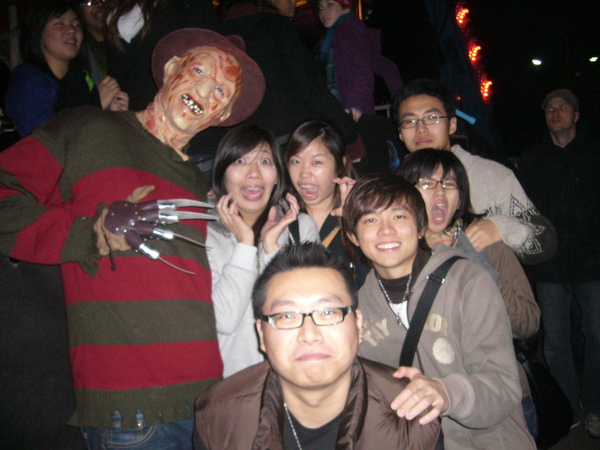 排隊也會遇到鬼.... 排隊也會遇到鬼....