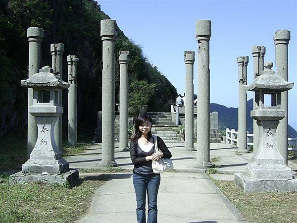 以前的黃金神社有屋頂的~不是像現在這樣只剩柱子