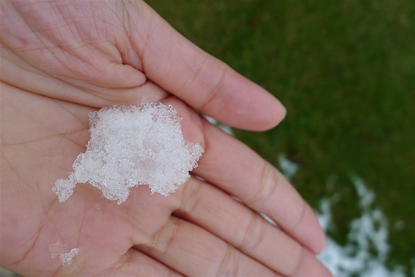 地上的霜 可惜不是 天上的雪...