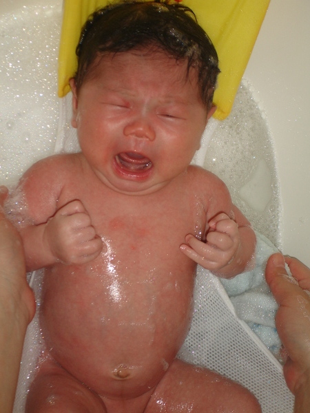 第一次在家裡由媽媽來洗澡，哭得咧!!