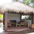 游泳池旁的Bali Hut