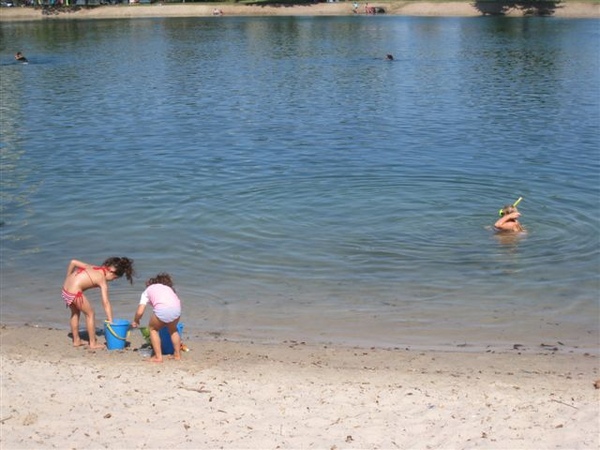 旁邊是人工海灘.小朋友就在一旁玩水.這裡的水是活的喔