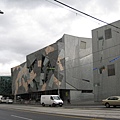 Flinders Station對面的Federation Square(聯邦廣場)