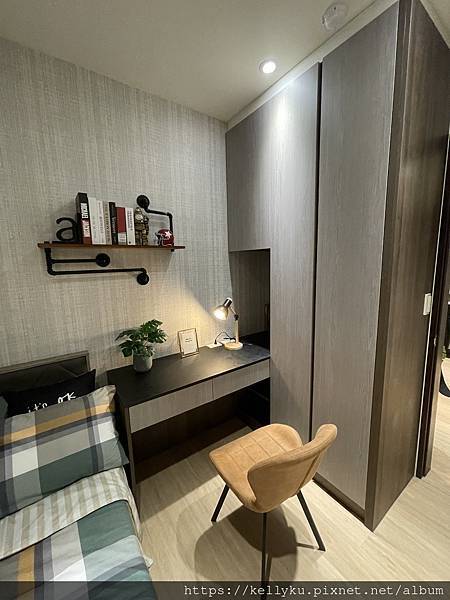 皇裕觀雲3-A11實品屋客房書桌衣櫃