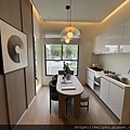 春福天蒔兩房樣品屋廚房中島.jpg