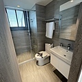 春福天蒔三房樣品屋客臥廁所.jpg