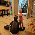 妹妹很想坐鯨魚~