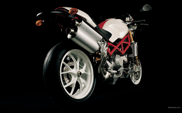 Ducati_Monster_S4Rs_04_1680x1050.jpg