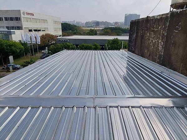 LINE_ALBUM_新竹中華路科技辦公室白鐵皮屋頂施工_220319.jpg
