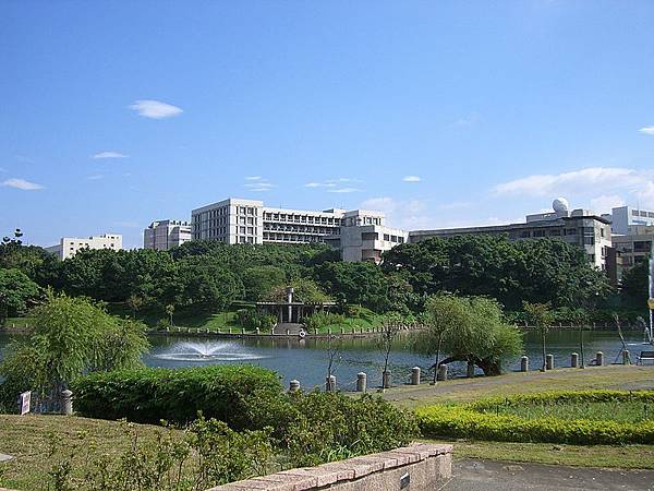 800px-Yes_NCTU_main_entrance_lake