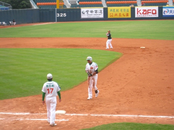 20090613新莊棒球場牛獅戰 006.jpg