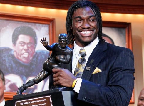 Robert-Griffin-III-Heisman-490