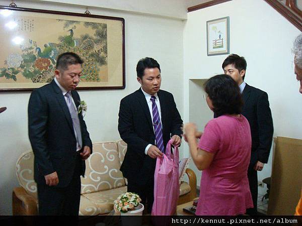 從林媽媽手中接過禮品