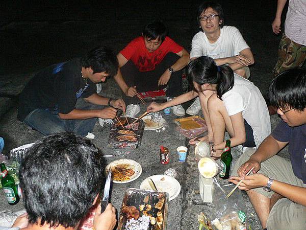一邊烤肉一邊烤菜.jpg