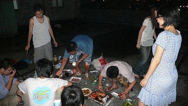 烤肉和聊天的對照.jpg