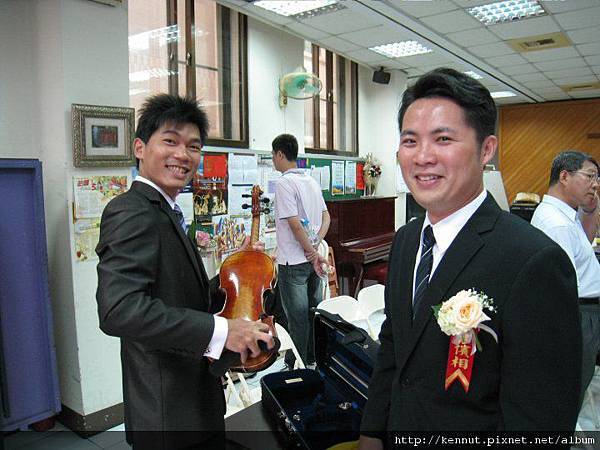 害羞的伴郎與準備拉小提琴的新郎