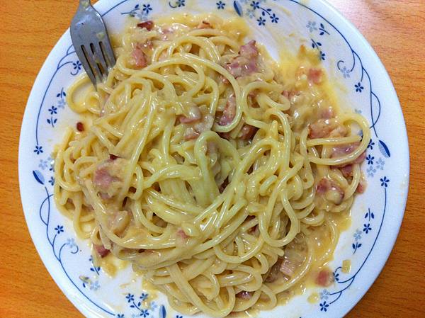 第一次烹調的 Carbonara，賣相跟味道都不錯~Yeah