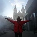 Day2_捷克10Karlovy Vary10_噴泉的蒸氣讓教堂也夢幻了起來.JPG