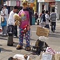 捷運站門口的老外