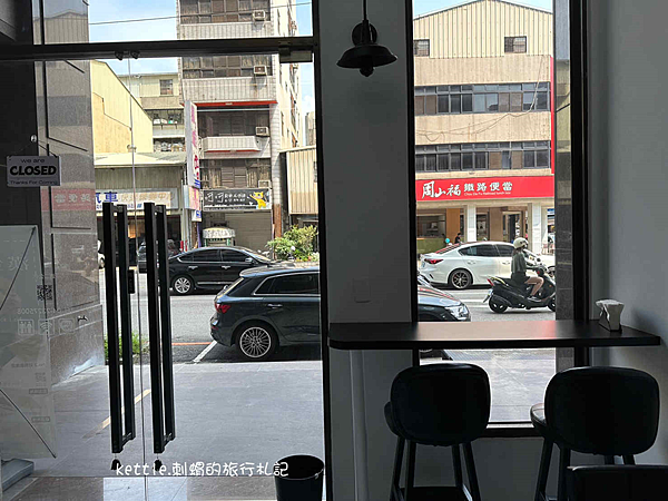 [台中南屯]王里.人 Burger:黑白配色簡約小店、可口的