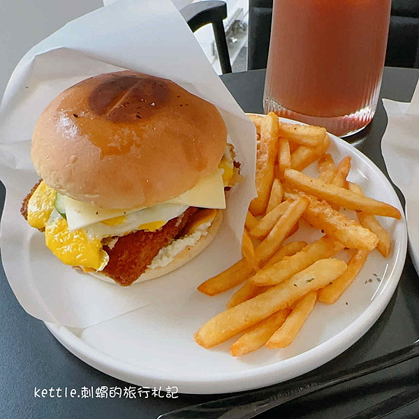 [台中南屯]王里.人 Burger:黑白配色簡約小店、可口的