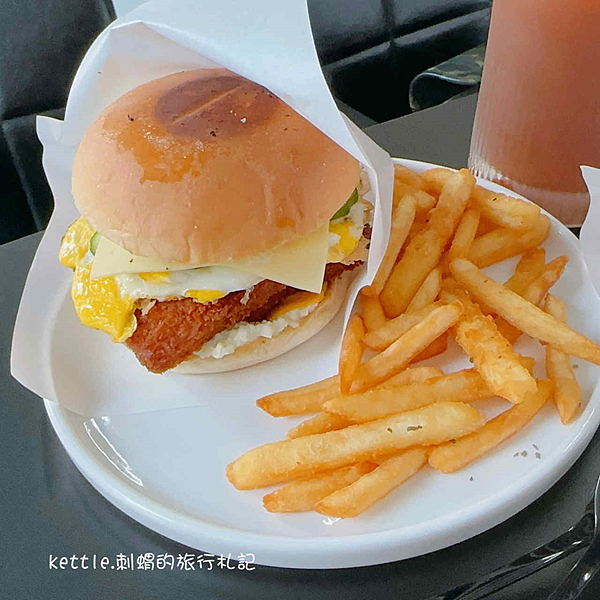 [台中南屯]王里.人 Burger:黑白配色簡約小店、可口的